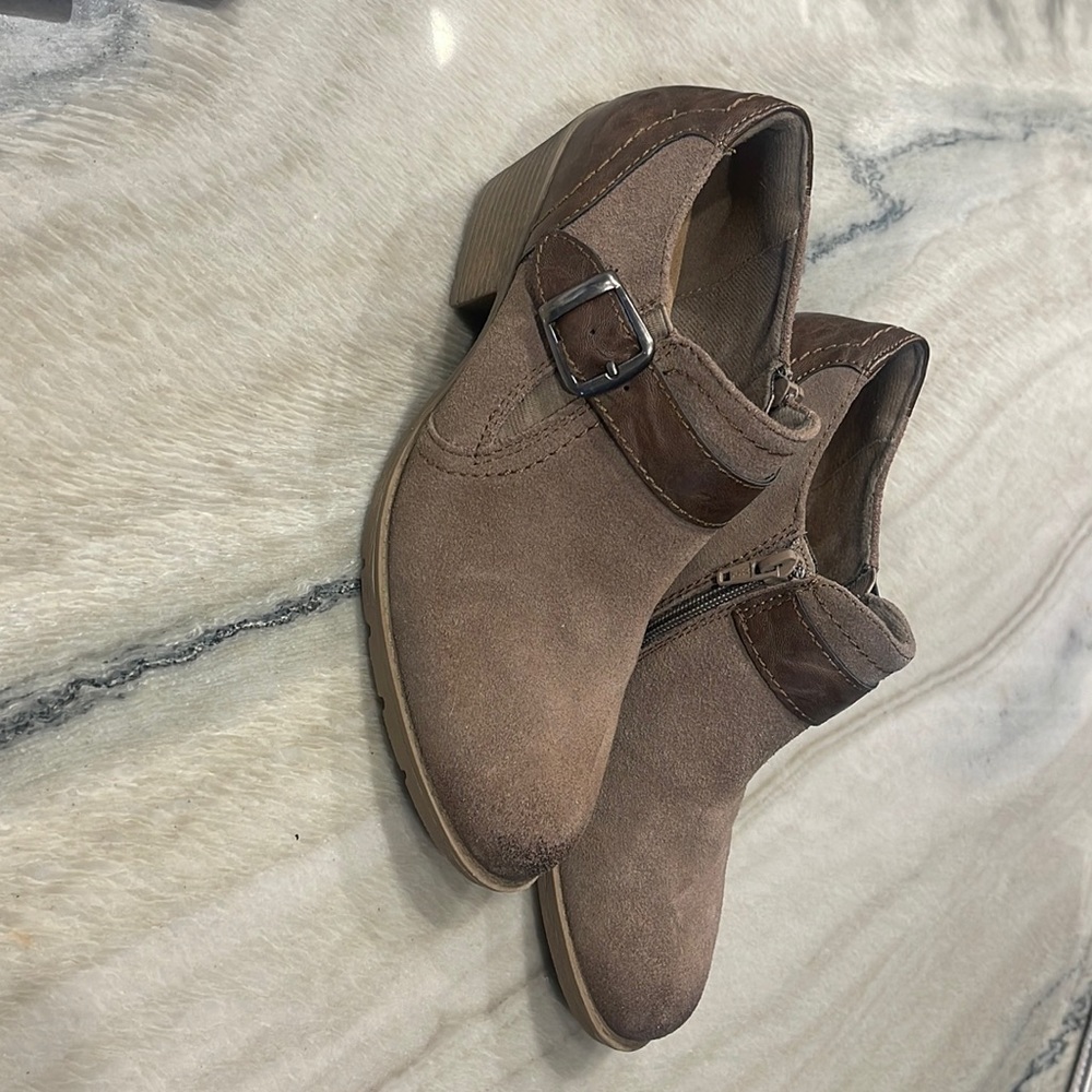 Earth Origins Ankle boot. Size 8.5M.
